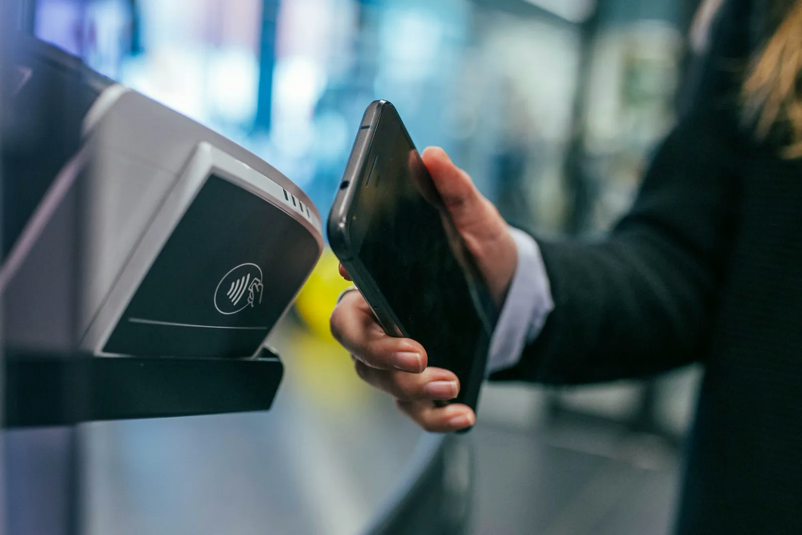 Persona pagando con su celular en un datáfono contactless