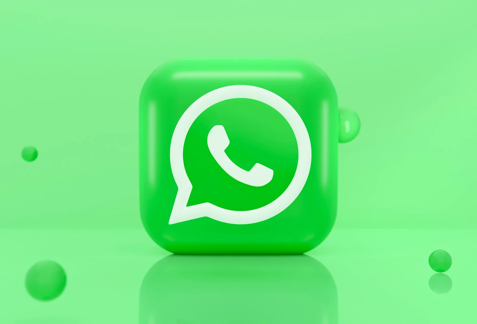 Logo de WhatsApp en tres dimensiones sobre fondo verde