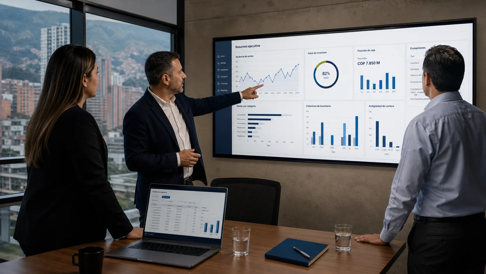 Equipo directivo revisando indicadores empresariales en una pantalla